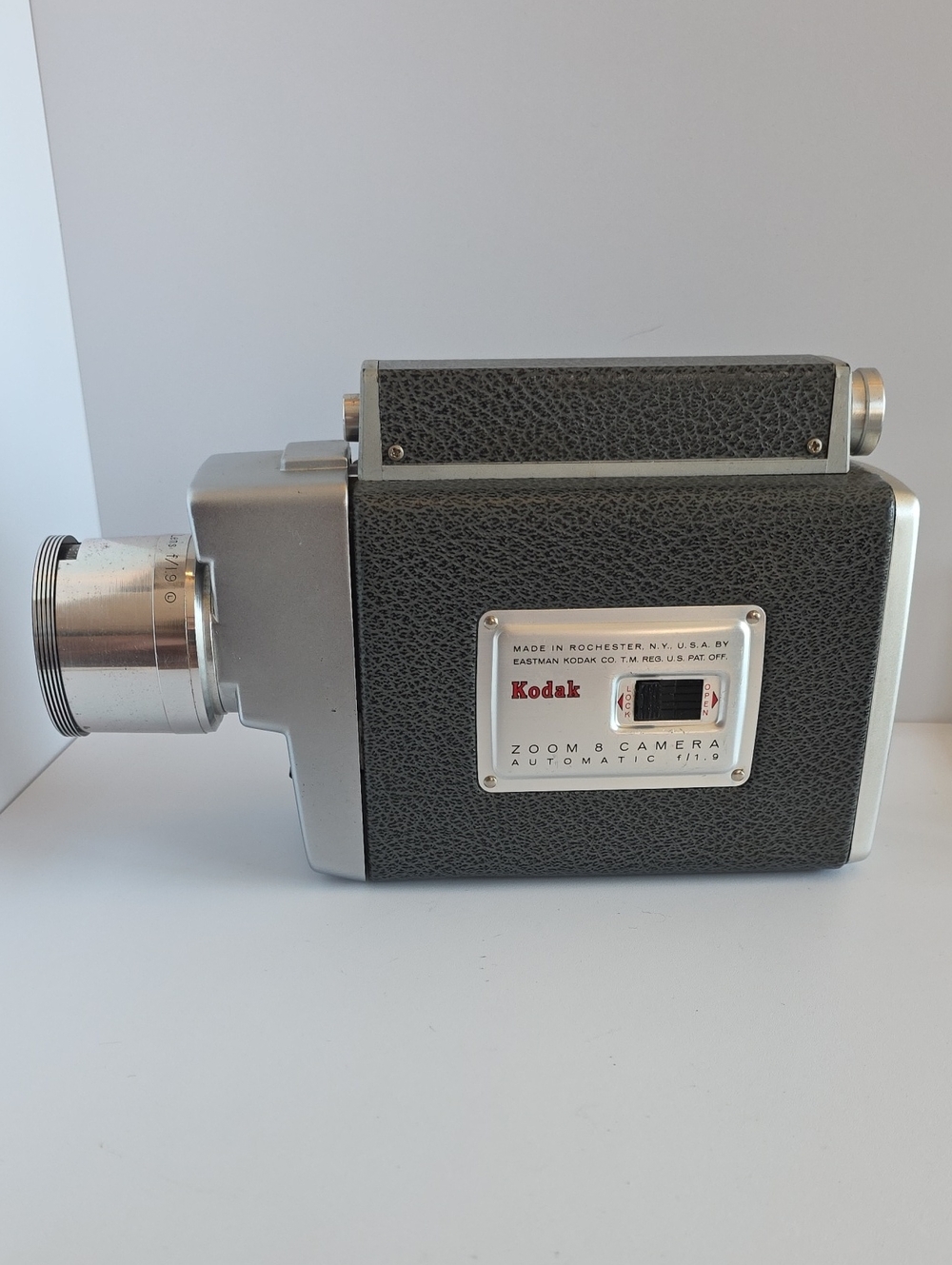 Vintage Kodak Zoom 8 Automatic f/1.9 Movie Camera 8mm W/ Leather Cover Untested